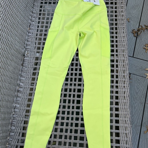 NWT! Fabletics On-the-Go Powerhold High Waisted Capri Leggings Size L - Picture 1 of 3